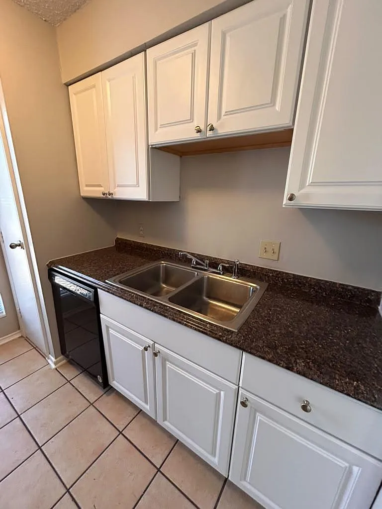 2 bed, 1.0 bath, 1782 sqft, $1,265 — Photo 3