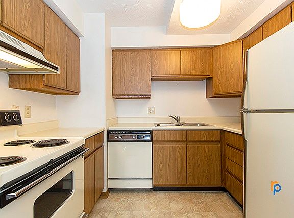 5th image of 208 E 5th St