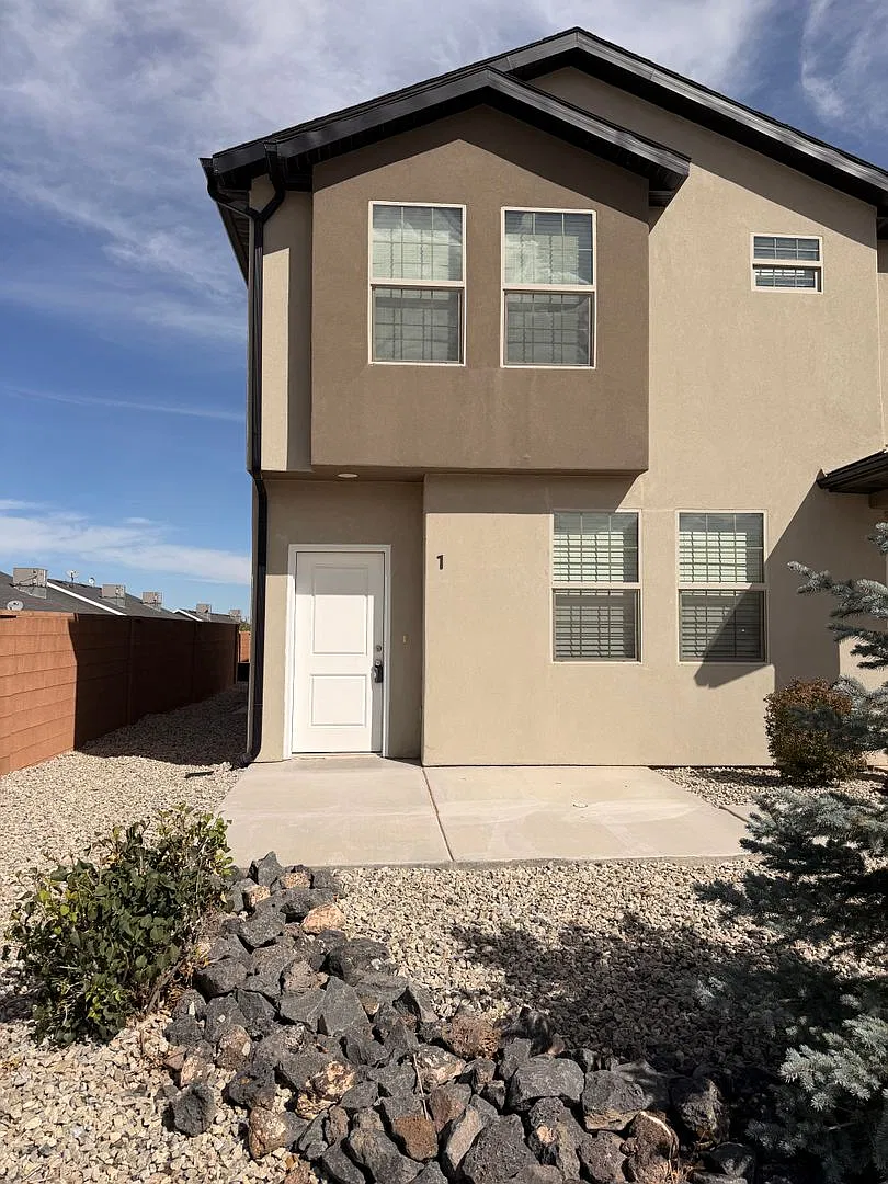 Stunning Townhome Near Hospital! — Photo 1