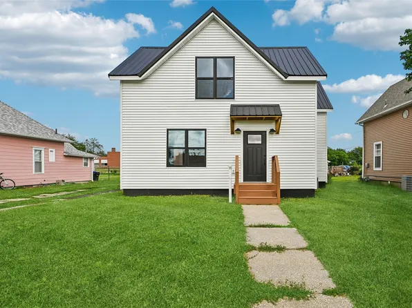 615 7th Ave, Belle Plaine, IA 52208
