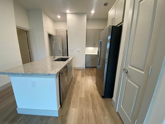 4th image of 3000 Shoreline Dr #3115