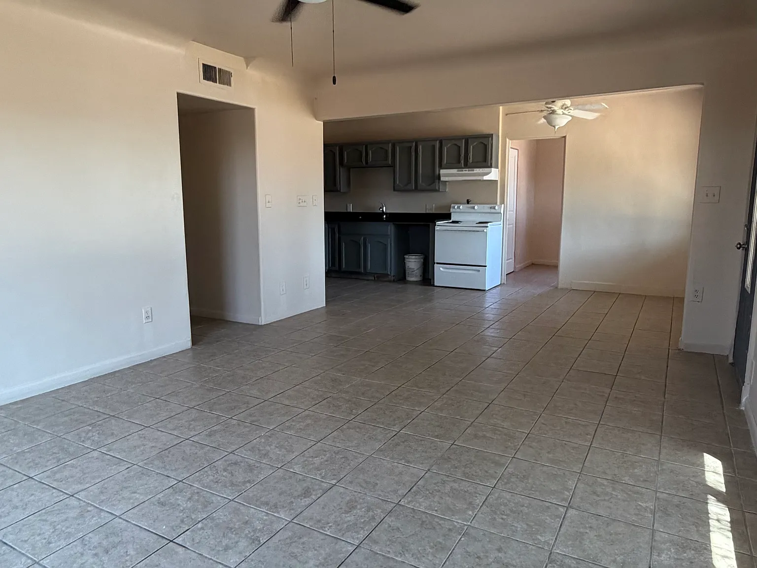 4 bed, 1600 sqft, $2,295 — Photo 3