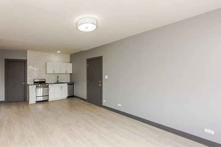944 W Montrose — Photo 24