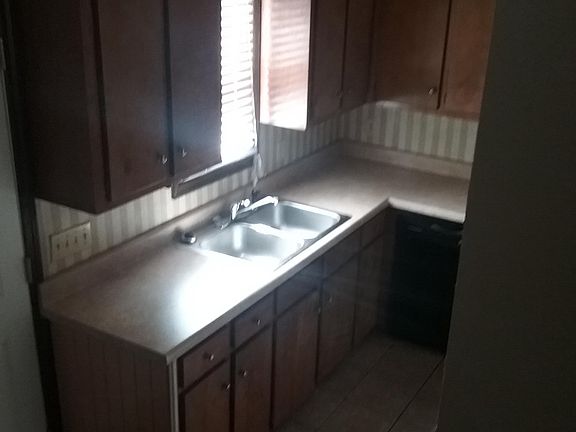 l shaped kitchen with a dishwaser