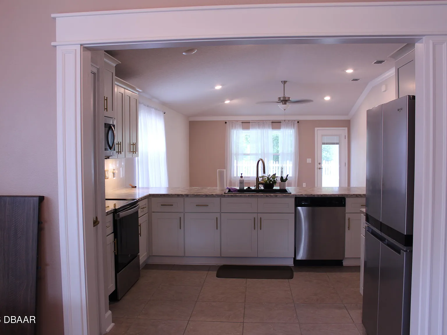 3 bed, 2.0 bath, 1907 sqft, $2,450 — Photo 4