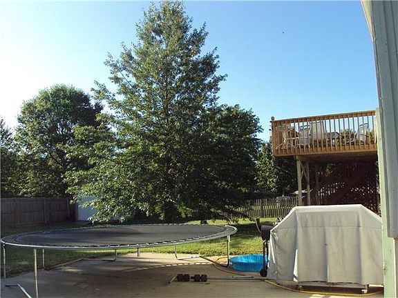 3rd image of 909 Foxtail Dr