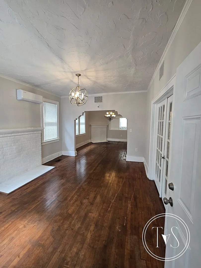 Move In By September 30th & Receive First 30 Days Of Rent Free** — Photo 4