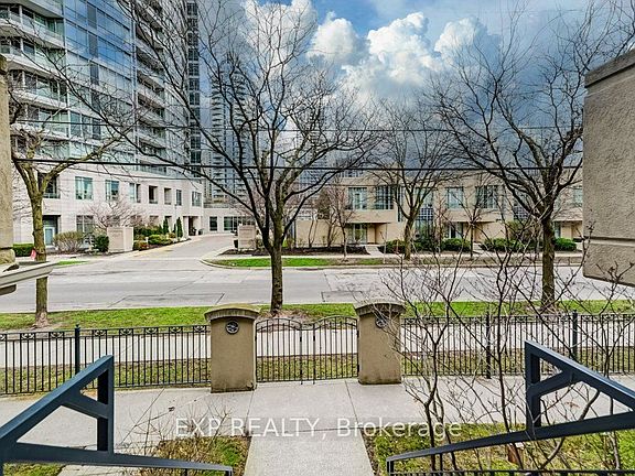 3rd image of 28 Sommerset Way #1716