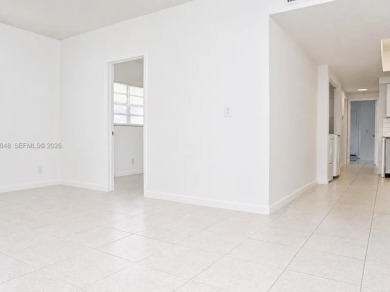 411 SE 10th St #1 — Photo 14