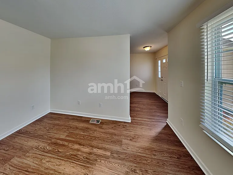 320 Abbey Ave — Photo 6