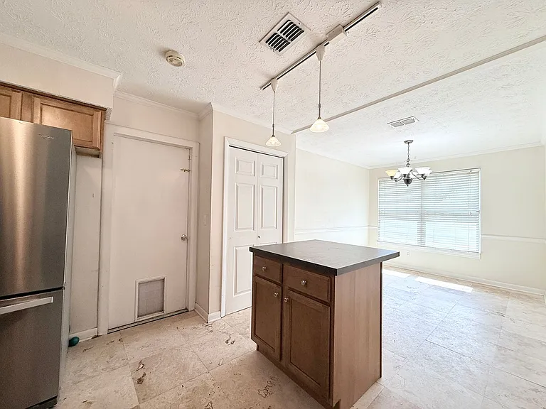 3983 Post Oak Rd N — Photo 11