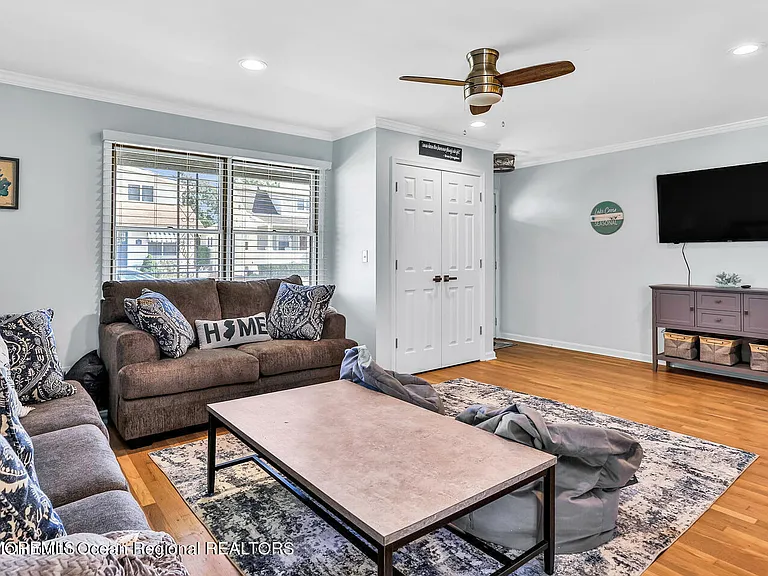1813 Bradley Ter — Photo 9