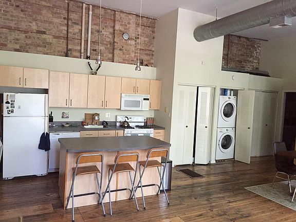 3rd image of 2153 W Schiller St APT 1R