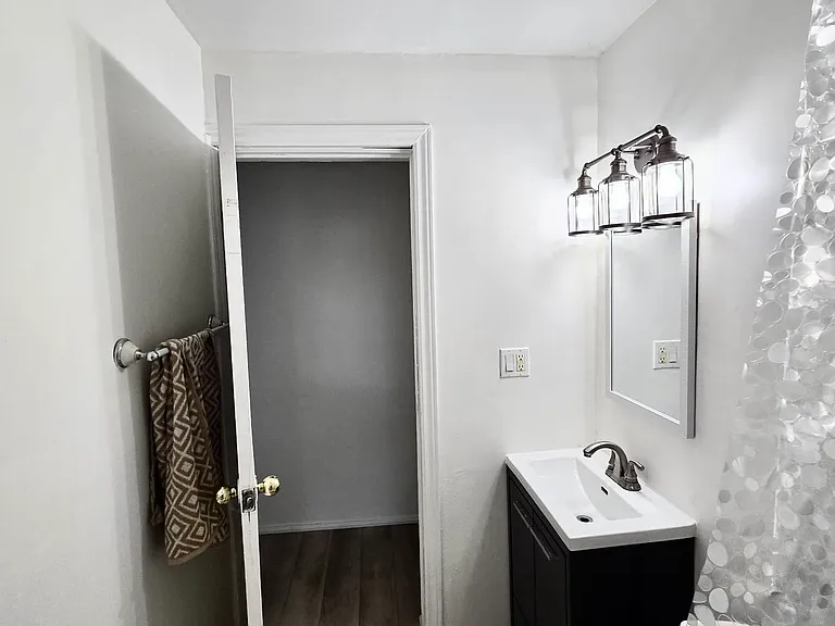 107 Erie Ave #1 — Photo 17