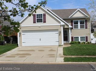 8662 Pinnebog River Dr, Fowlerville, MI 48836