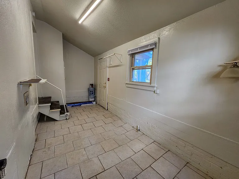 1002 Overland Ct — Photo 6