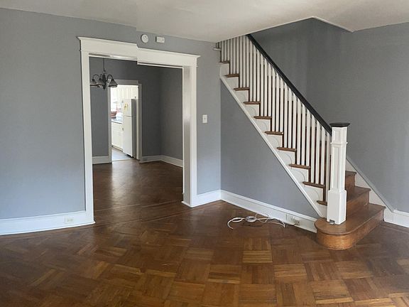 5th image of 920 Carver St