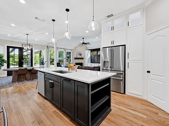 2nd image of 813 Windlake Cir