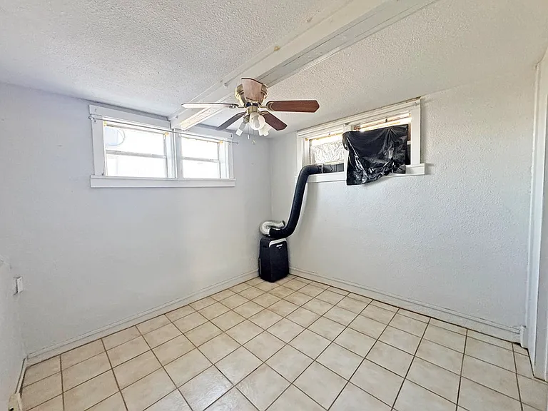 504 E Ave E #3 — Photo 9