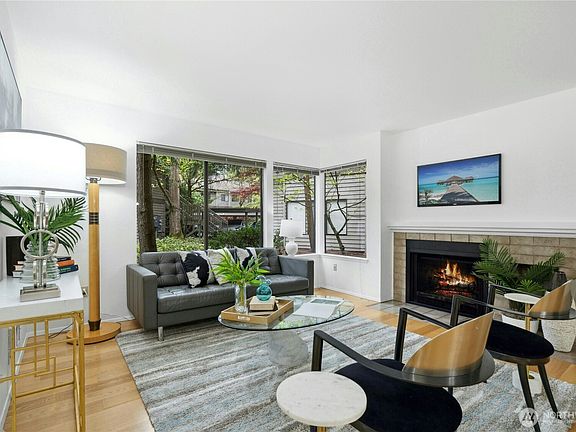 4th image of 1392 Bellevue Way NE #1