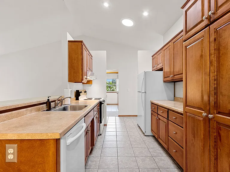 945 Harwood Ave — Photo 12