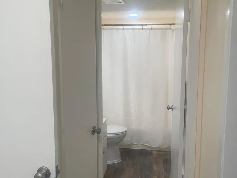 Master bath w linen closet