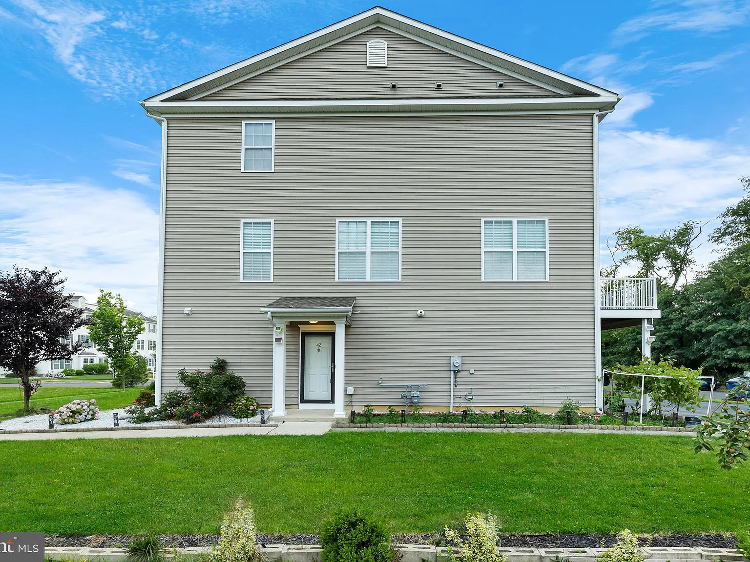 3 bed, 3.5 bath, 2552 sqft, $3,600 — Photo 4