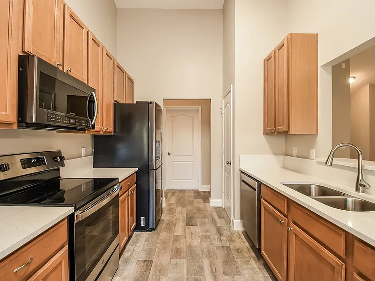 1068 Ardmore St — Photo 7