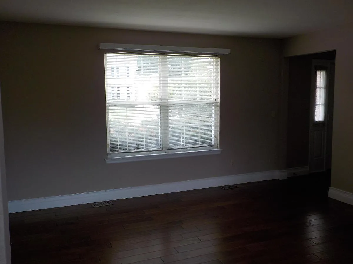 4 bed, 2.5 bath, 1856 sqft, $2,500 — Photo 3