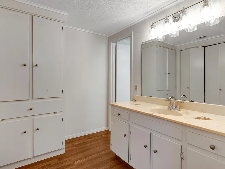 410 Shady Ln — Photo 8