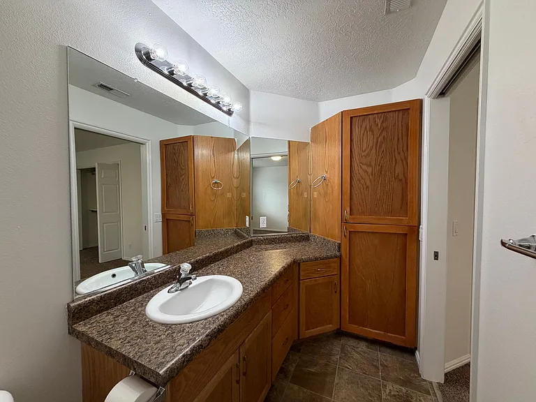 425 E 1050 S — Photo 13