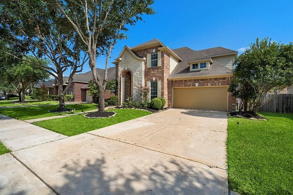 4 bed, 4.0 bath, 3294 sqft, $3,150 — Photo 2