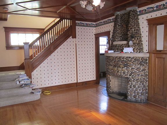 Main Living Room (Pic #1)