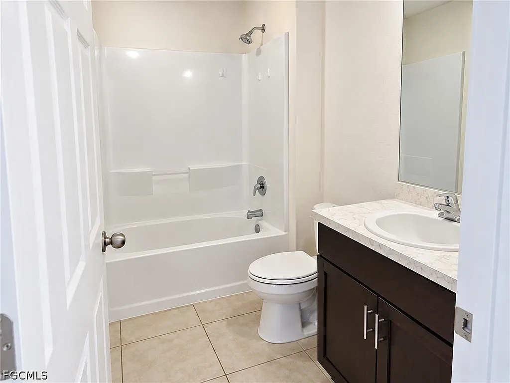 3 bed, 2.0 bath, 1367 sqft, $2,000 — Photo 4