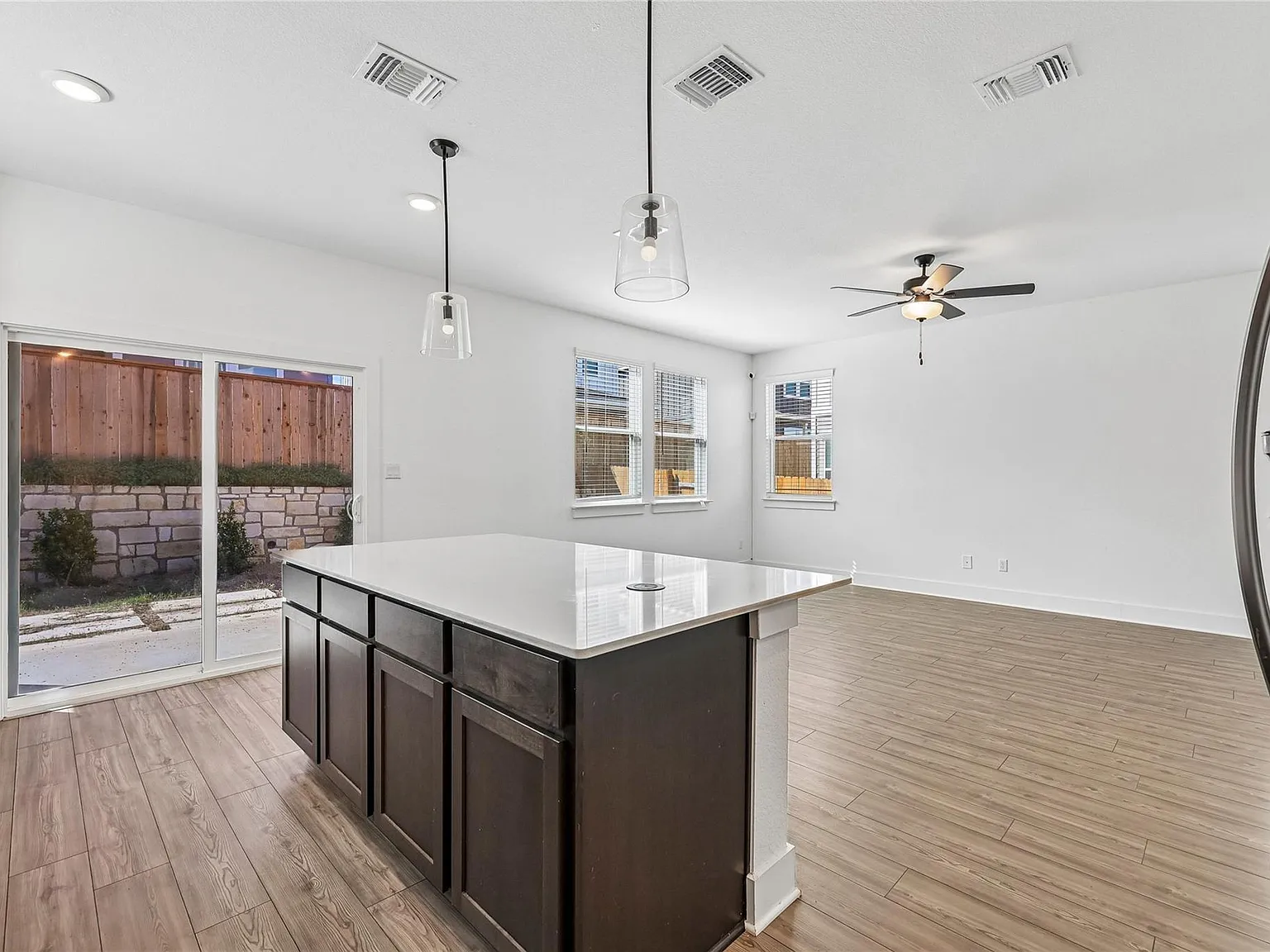 3 bed, 2.5 bath, 1683 sqft, $2,150 — Photo 4