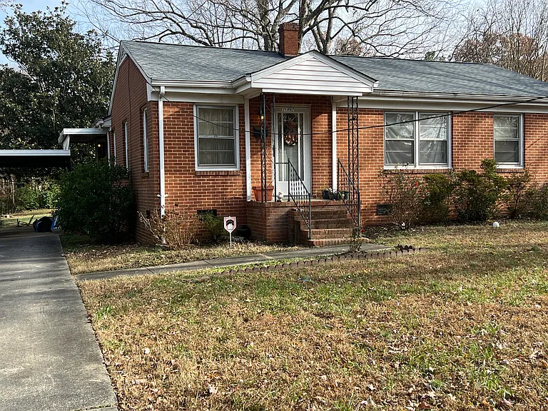 1002 Sykes Ave 3 BR, 1.5 Ba, LR, Den, +
Large pecan tree in the rear; large extra lot to the left, with roses, shed, and ample room for gardening