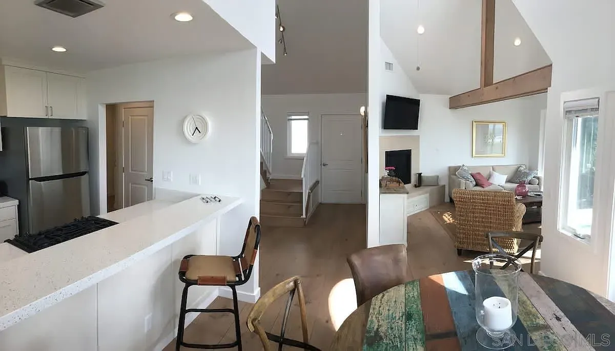 3 bed, 2.0 bath, 1076 sqft, $6,900 — Photo 3