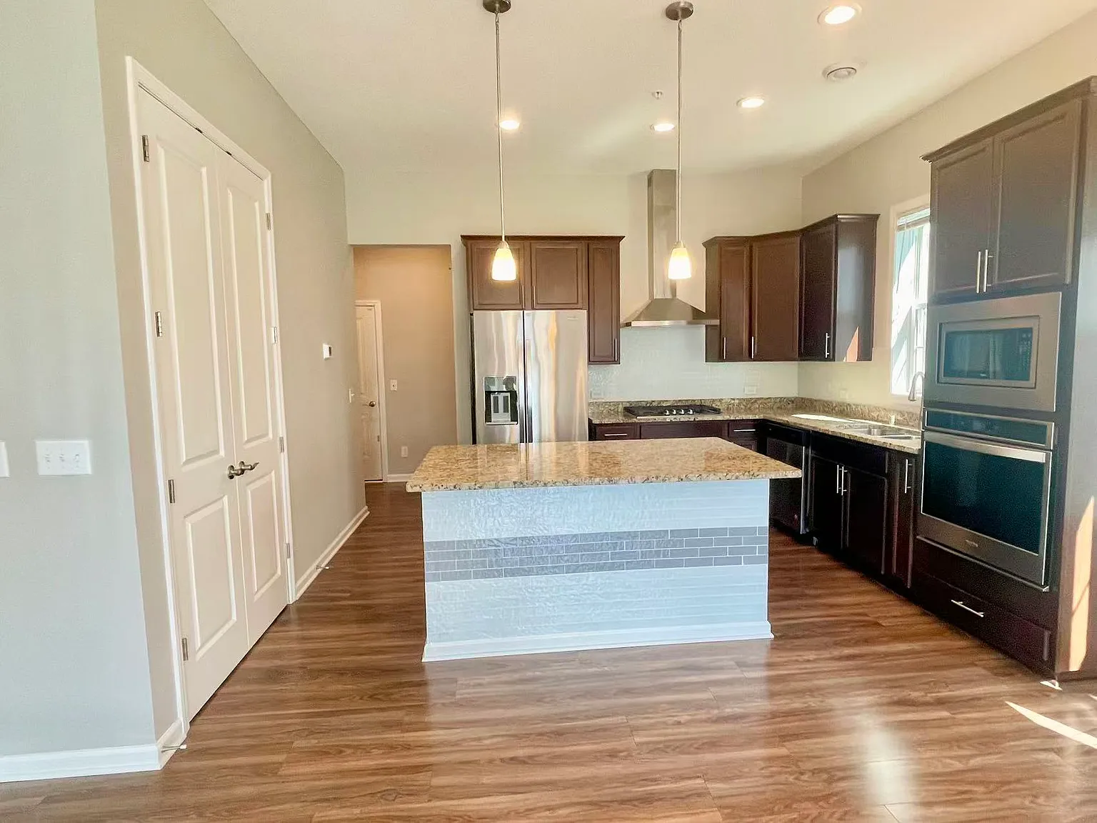 4 bed, 1896 sqft, $2,850 — Photo 4