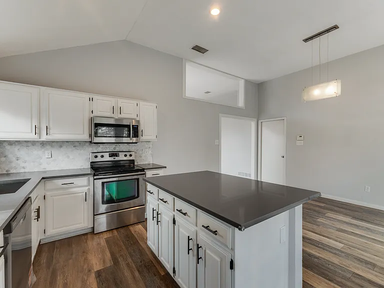 605 English Oak St — Photo 10