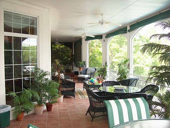 Awesome screened in deck