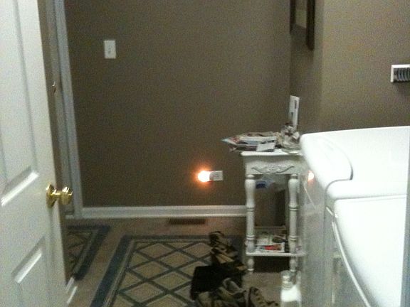 Mud rm toward garage ent