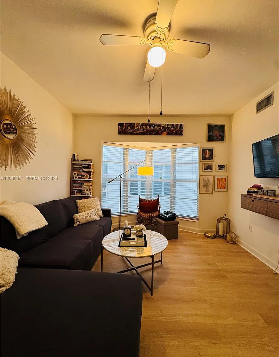 The Chelsea Condo Desc — Photo 3