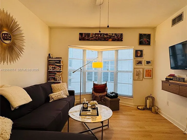 550 15th St #203 — Photo 3