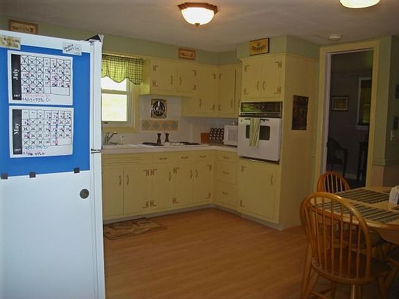 Large Eat-In Kitchen