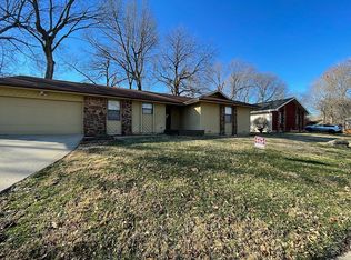1025 S Timbercreek Ave, Springfield, MO 65802