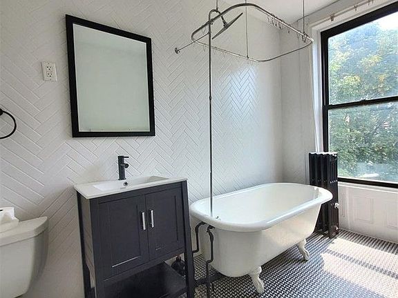 4th image of 70 Halsey St #3L