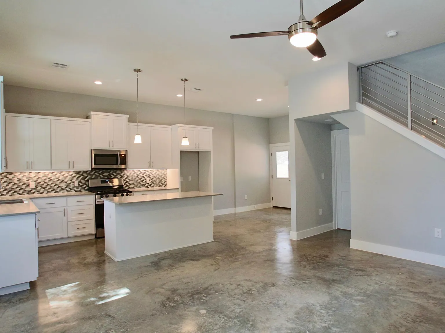 2 bed, 2.5 bath, 1200 sqft, $2,200 — Photo 4