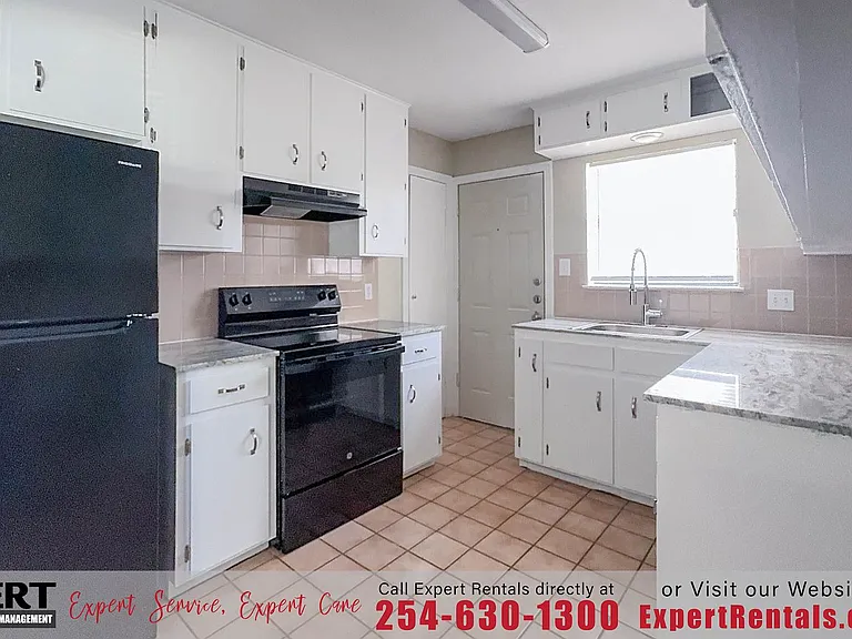 907 Wells St — Photo 8