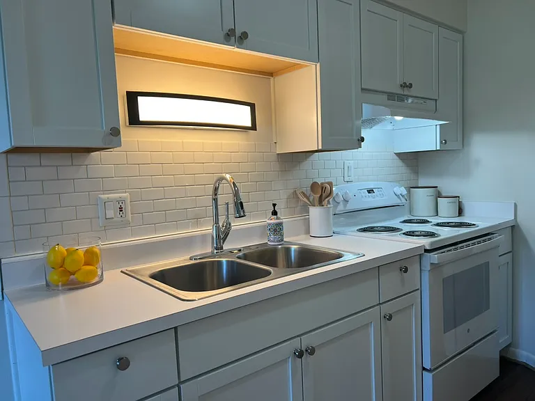 2364 Riverside Dr — Photo 6