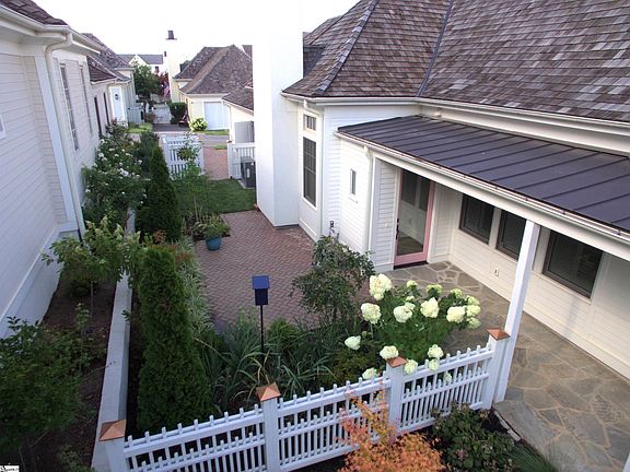 3rd image of 6 Bristow Dr